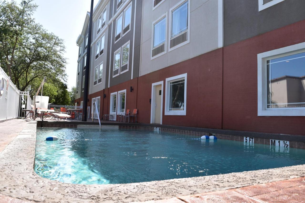 Holiday Inn Express Venice By Ihg Venice Gardens Exterior photo